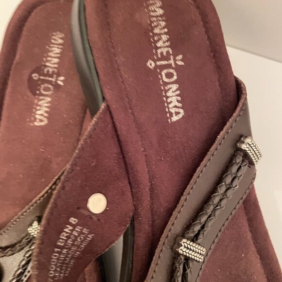 Minnetonka Silverthorne Brown Leather Thong Sandals Flip Flops Embellished sz 8 - Picture 2 of 4